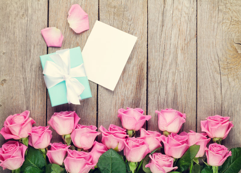 情人节粉红玫瑰礼品盒和卡片