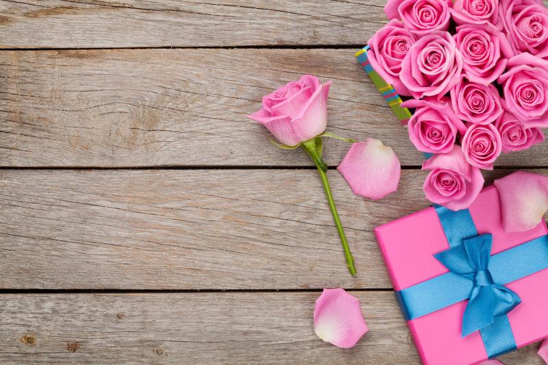 情人节的背景的粉红色玫瑰和礼品盒