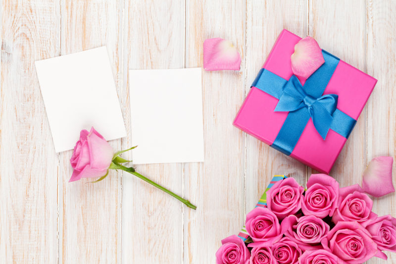 粉红玫瑰和礼品盒及两个空白贺卡