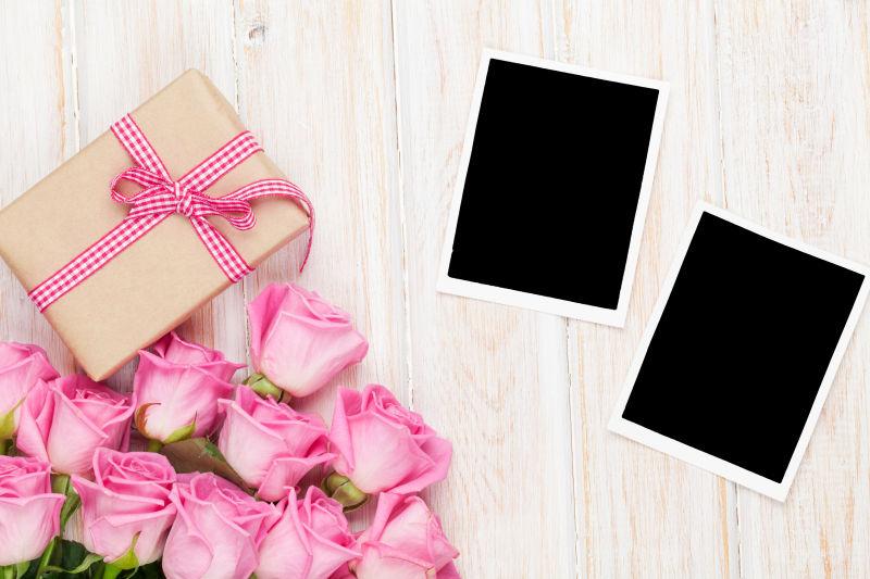 粉红玫瑰情人节礼品盒和两个空白黑相框