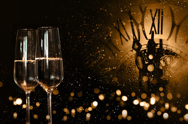 恭贺新年的香槟和金黄色的时钟