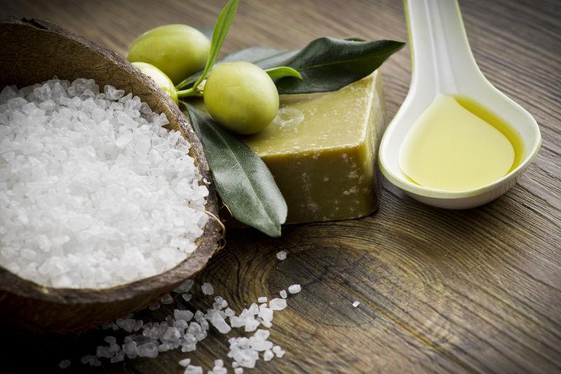 SPA护理用的橄榄油肥皂和盐