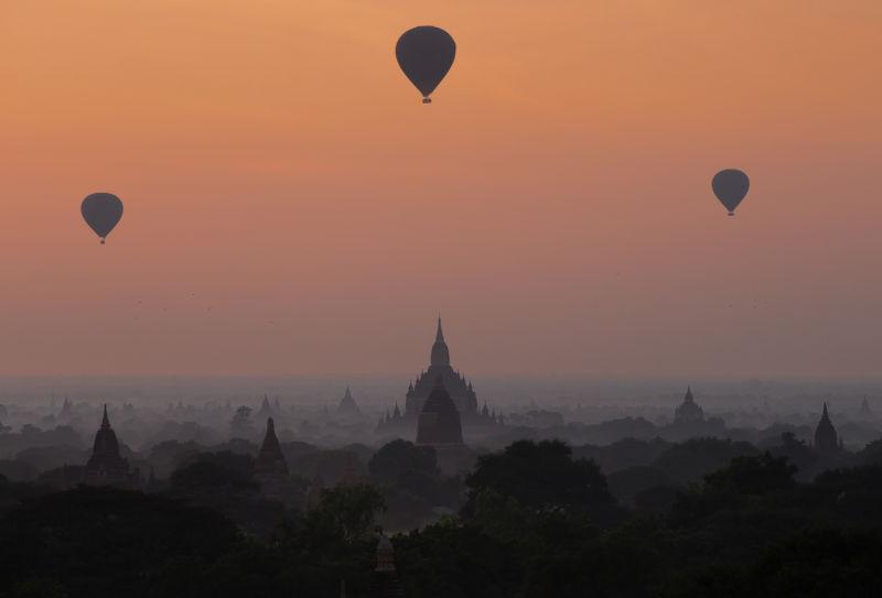 缅甸巴甘雾天上空的热气球