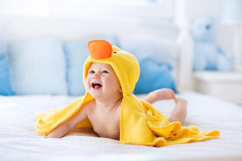 穿着可爱鸭子浴衣的小婴儿