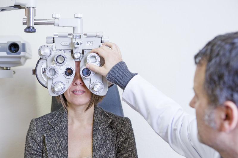 男性验光师为年轻女性检查视力