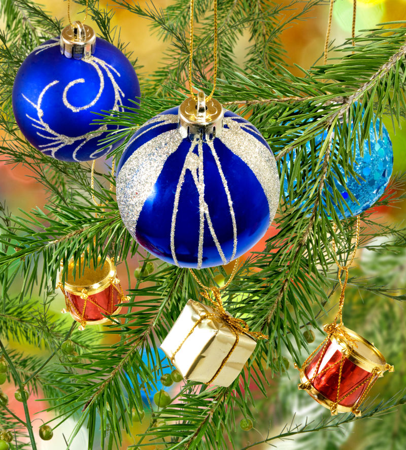 圣诞树枝上的蓝色和银色的圣诞节饰球