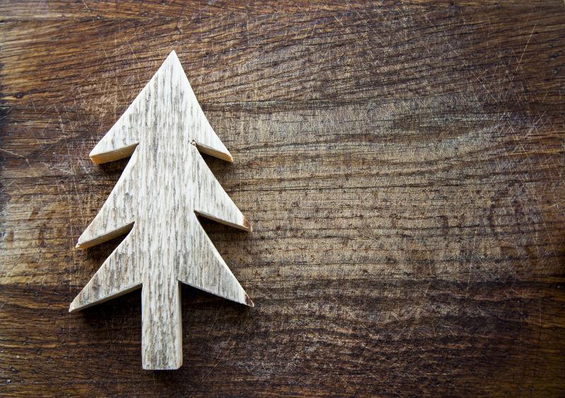 木板上的手工圣诞树
