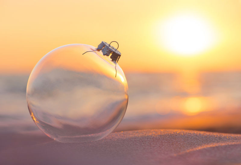 夕阳西下的沙漠里的圣诞树装饰玻璃球