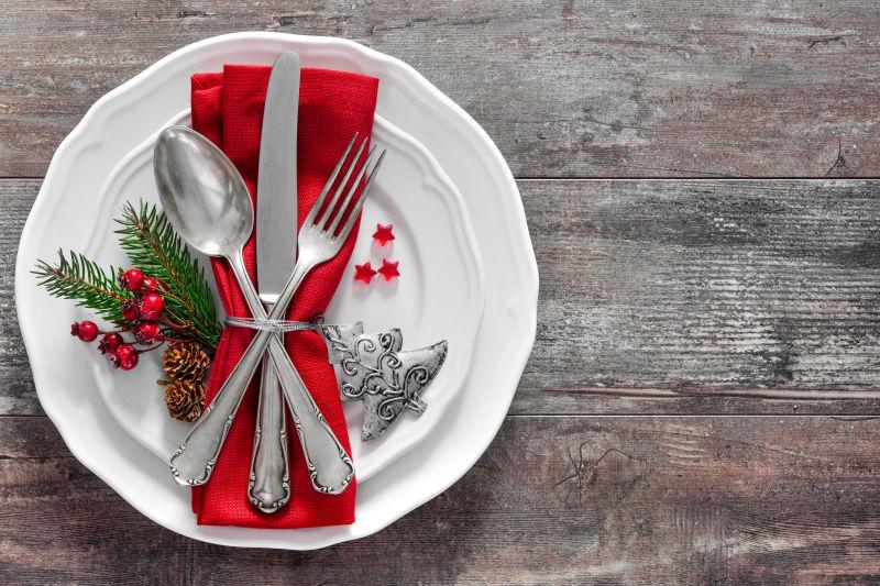 桌上的盘中的刀叉和圣诞节装饰品