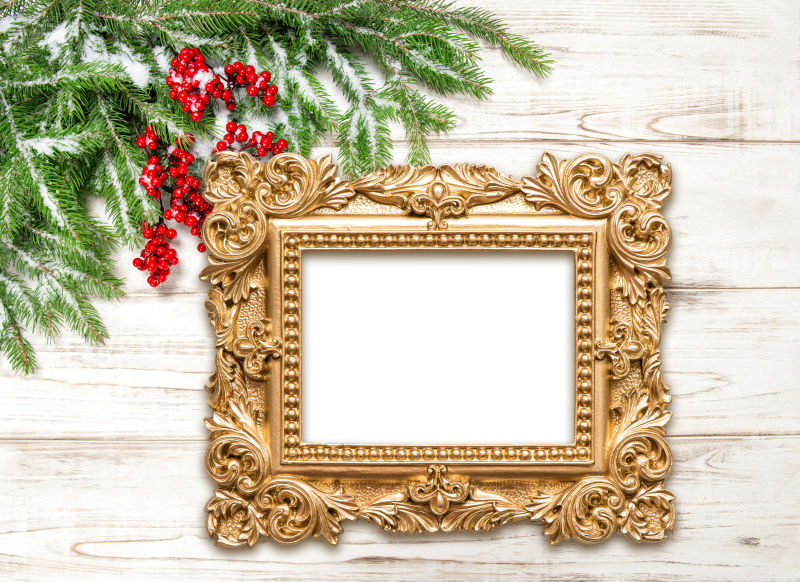 木质背景为金色相框和圣诞节装饰品