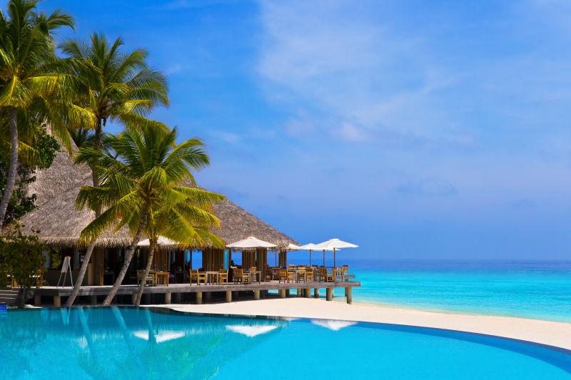 热带海滩的咖啡馆和游泳池