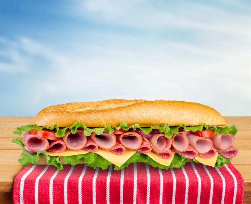 放在户外的美味的三明治