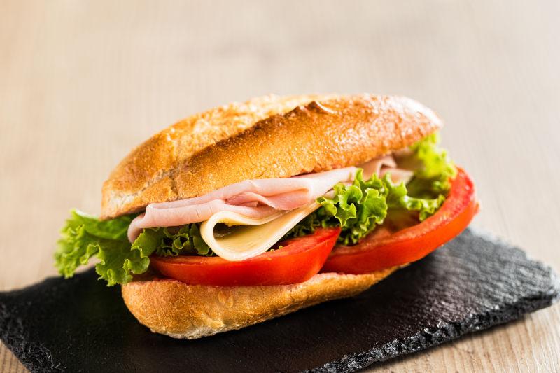 放在黑色木板上的美味健康的三明治