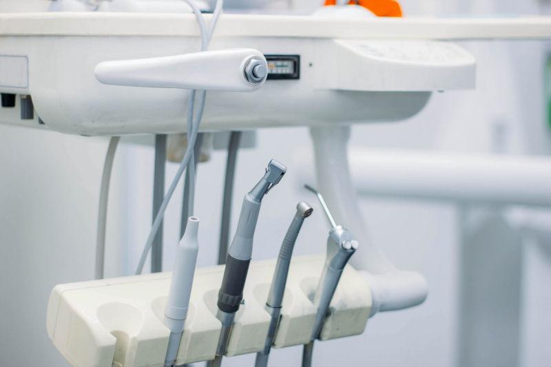 白色背景上的牙科诊所的设备