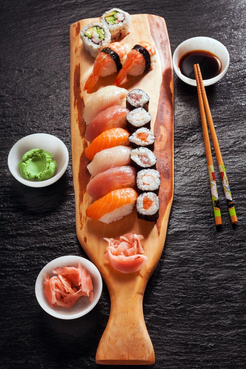 寿司放在石板上的生鱼片和寿司卷