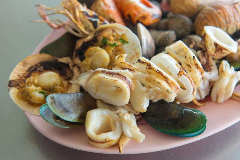 盘中的美味甲壳类龙虾和贻贝海鲜