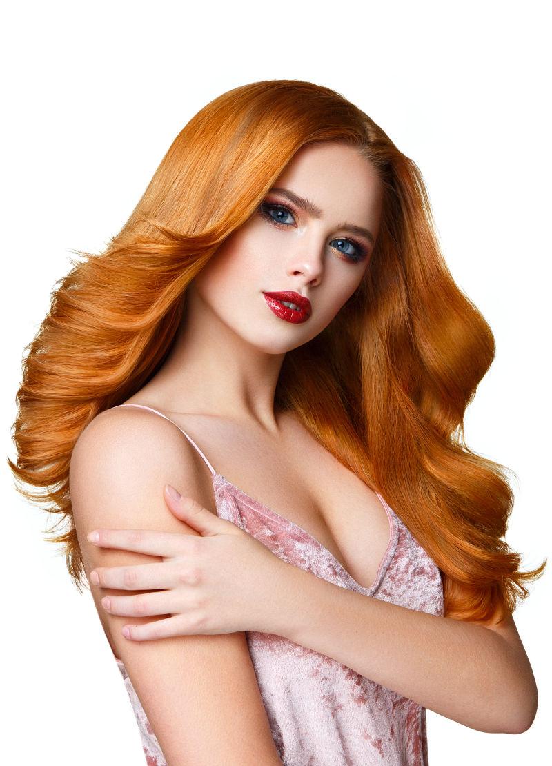华丽的红色头发的美丽的女性肖像