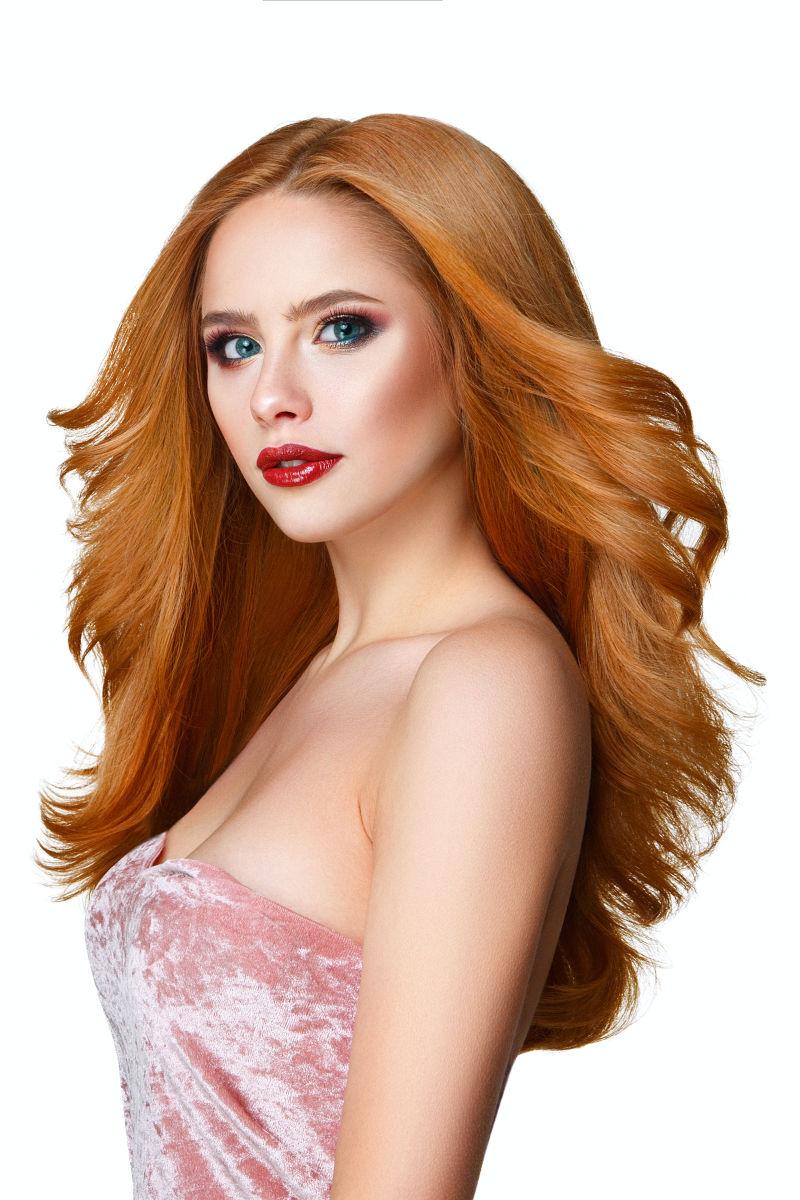 华丽的红色长发的美丽女人