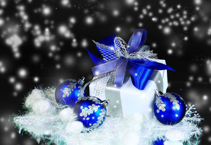 圣诞蓝色礼物和装饰球