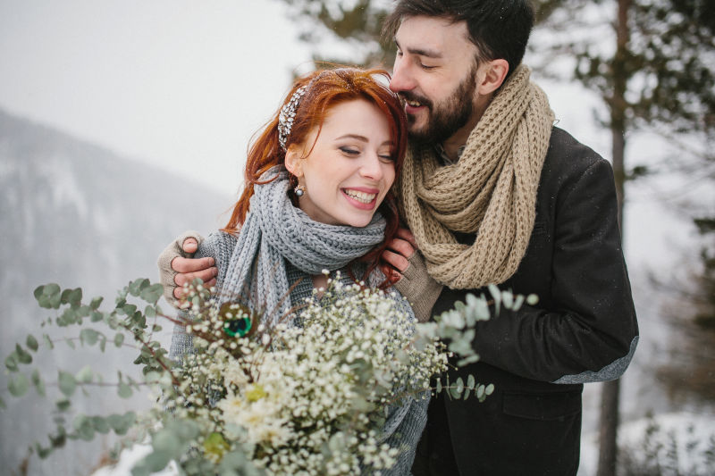 冬天微笑的年轻夫妇