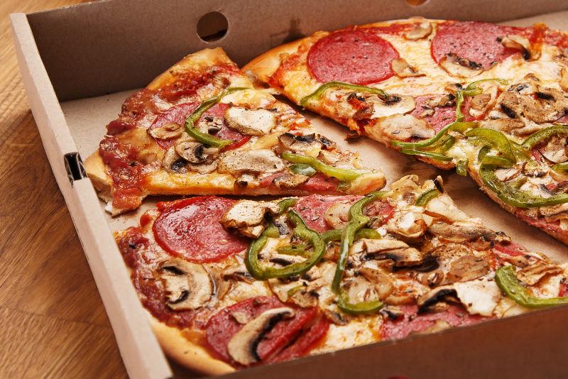 纸盒里的美味意大利辣味香肠比萨