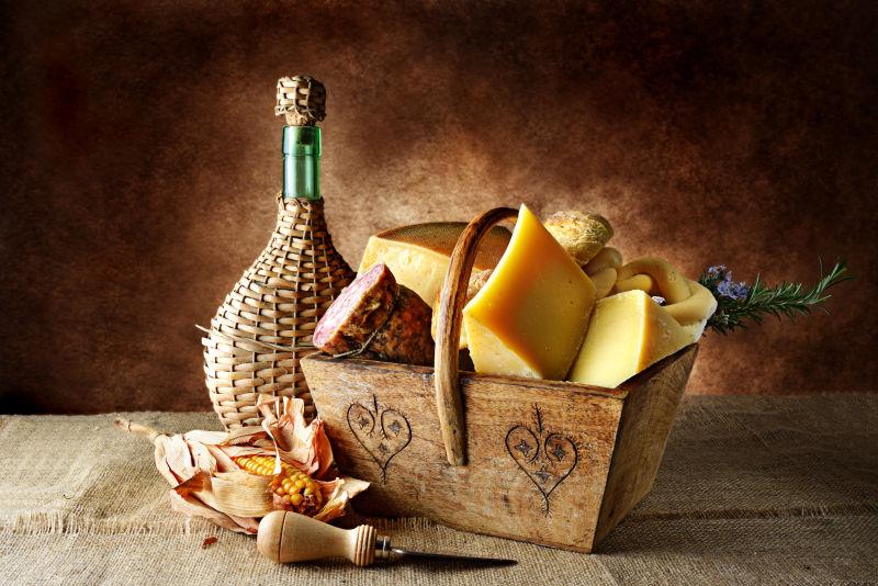木篮子里的奶酪和香肠