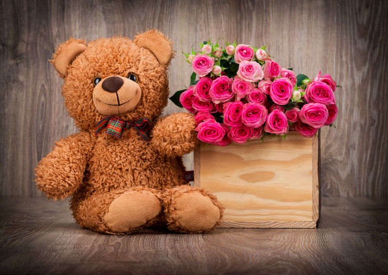 泰迪熊与木盒中的玫瑰