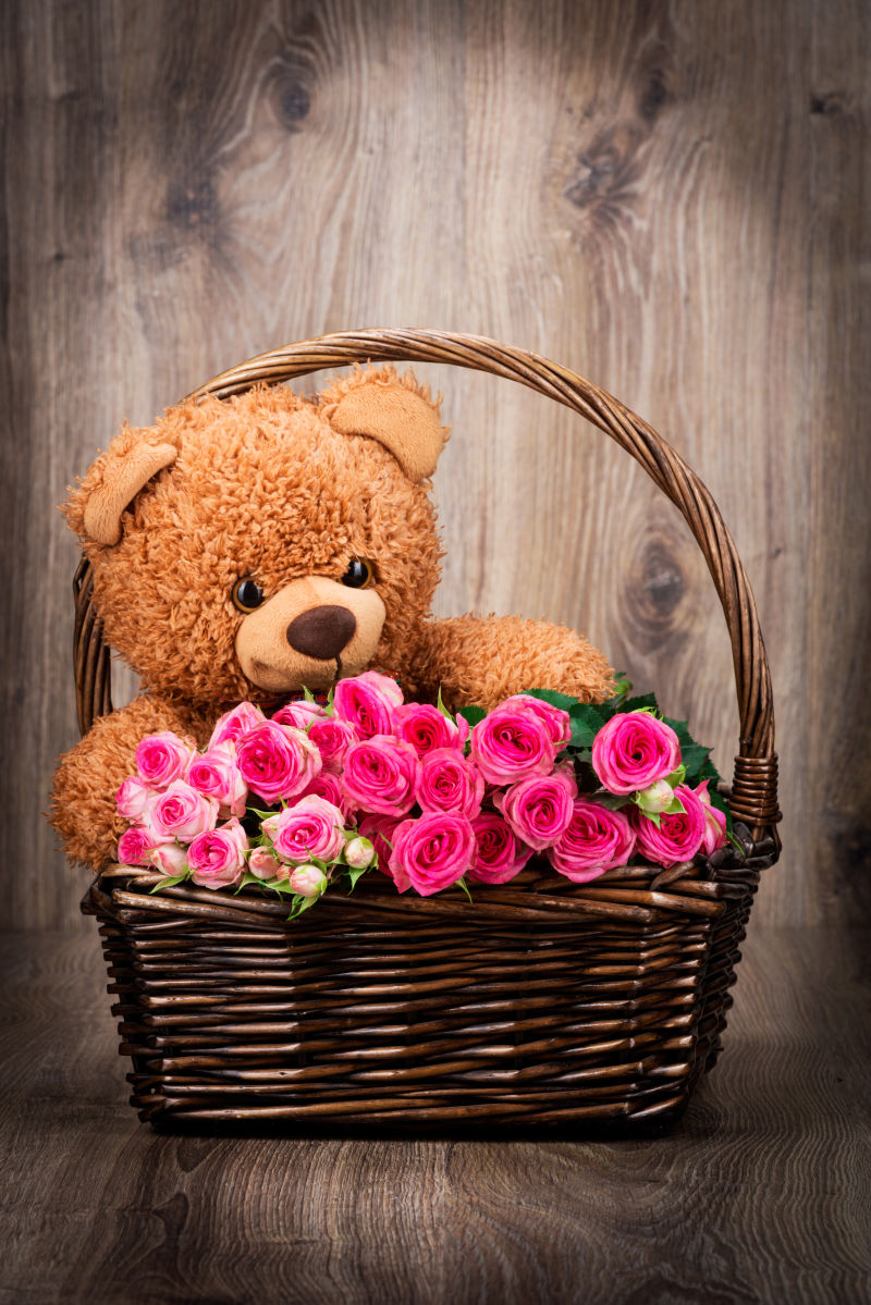 花篮中的玫瑰与泰迪熊