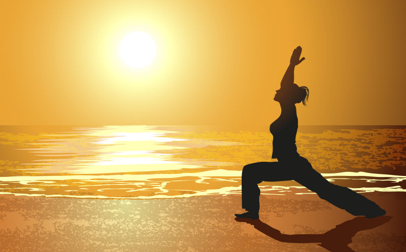 日落下海滩练习瑜伽的女人剪影矢量