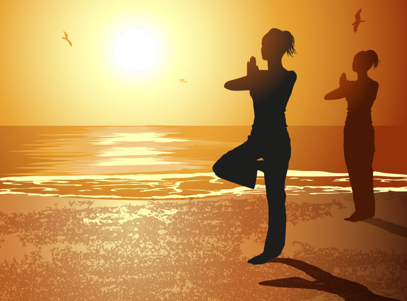 海滩边练习瑜伽的两个女人剪影矢量