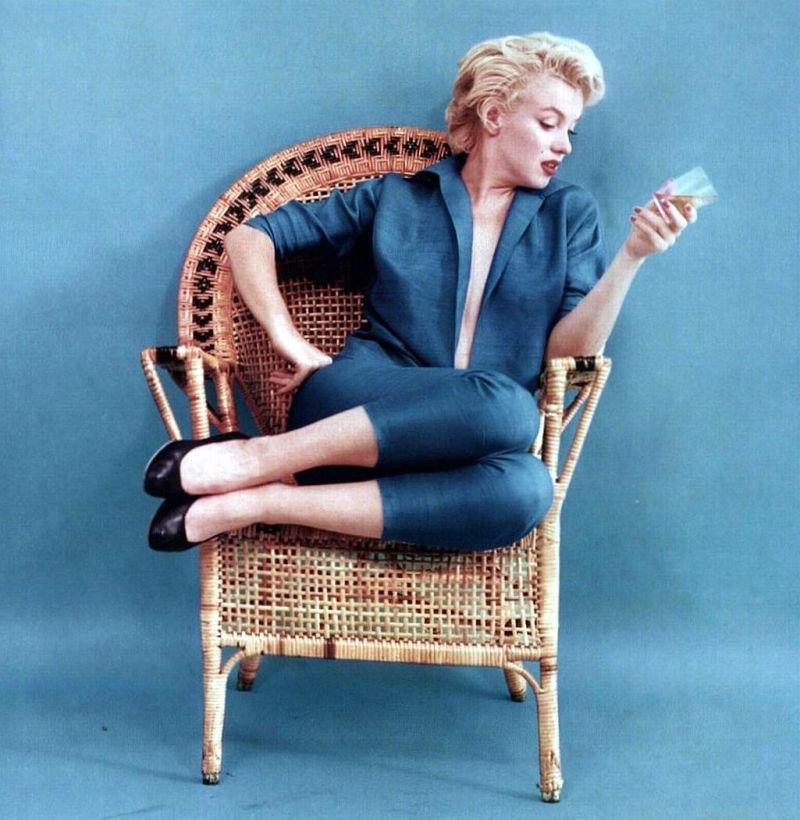 穿着蓝色衣服坐在椅子上的女人