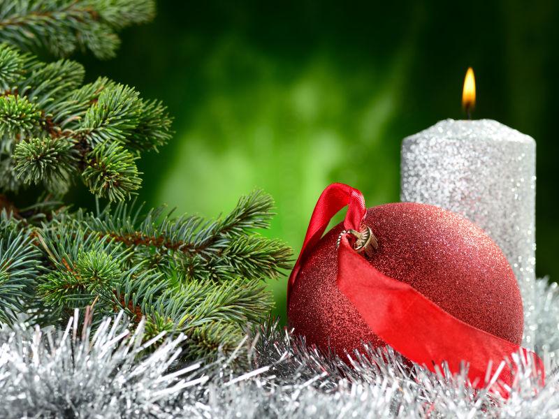 圣诞节杉树圣诞球和蜡烛装饰