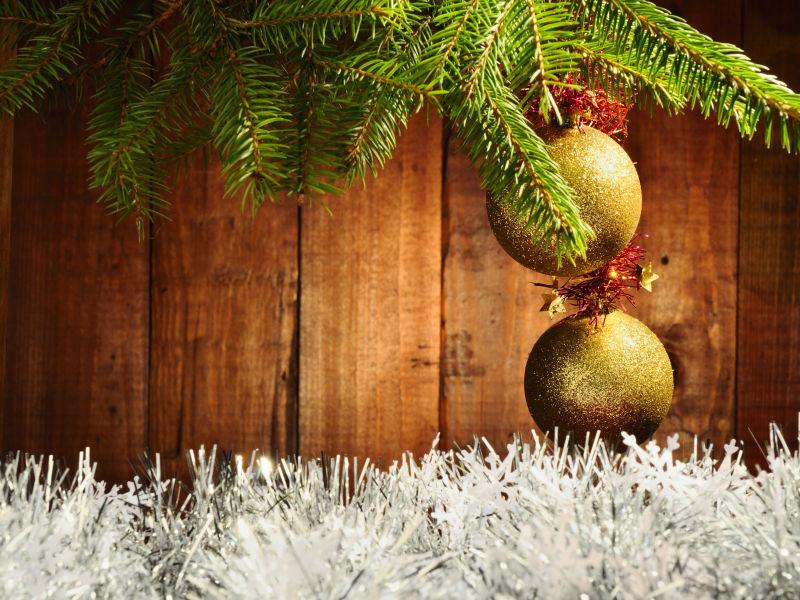 木制背景下圣诞树上的圣诞球