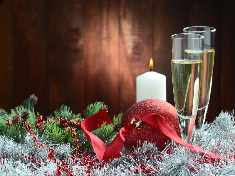 木制背景下的圣诞装饰品和香槟