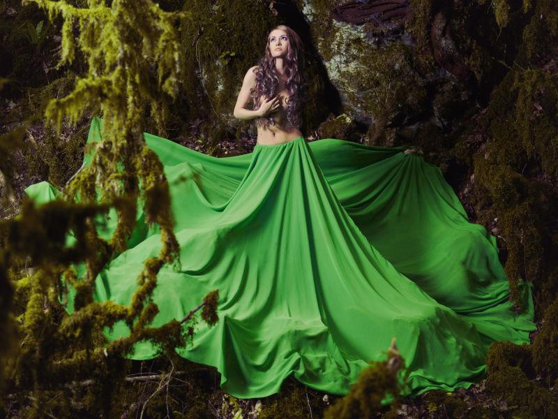 仙林中身穿绿色裙子的美丽女子