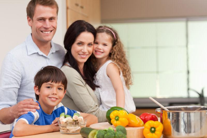 现代厨房一起微笑的幸福家庭