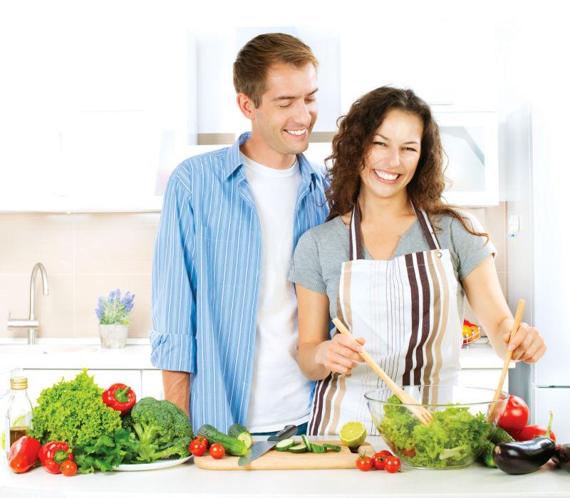 现代化厨房做沙拉的幸福夫妻