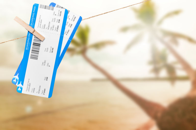 沙滩背景上的飞机票