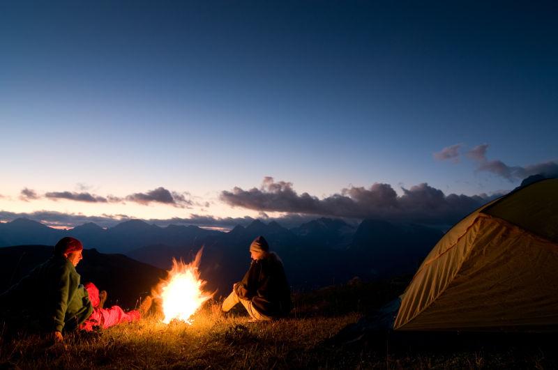 在野外露营夫妇的帐篷