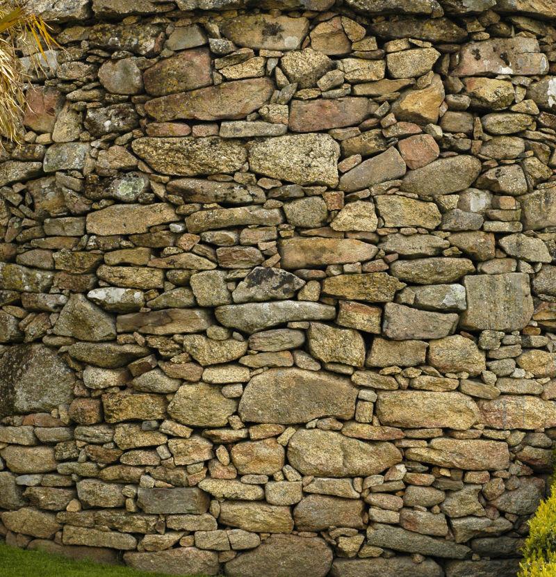 大的大小的小石头垒砌的石墙背景