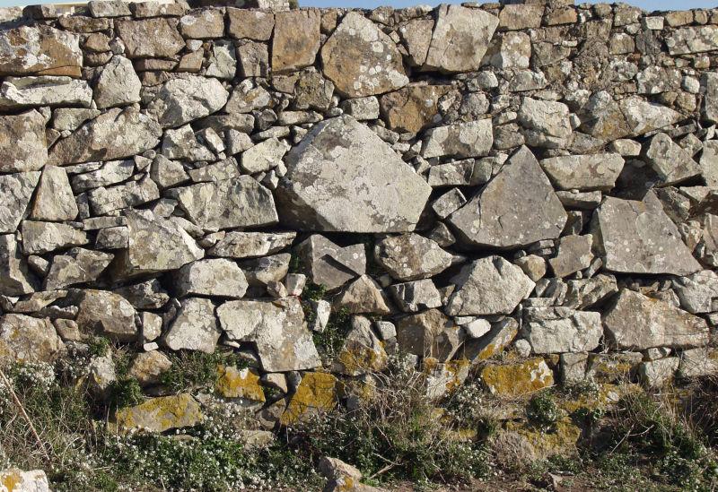 大块石头垒起来的石墙背景