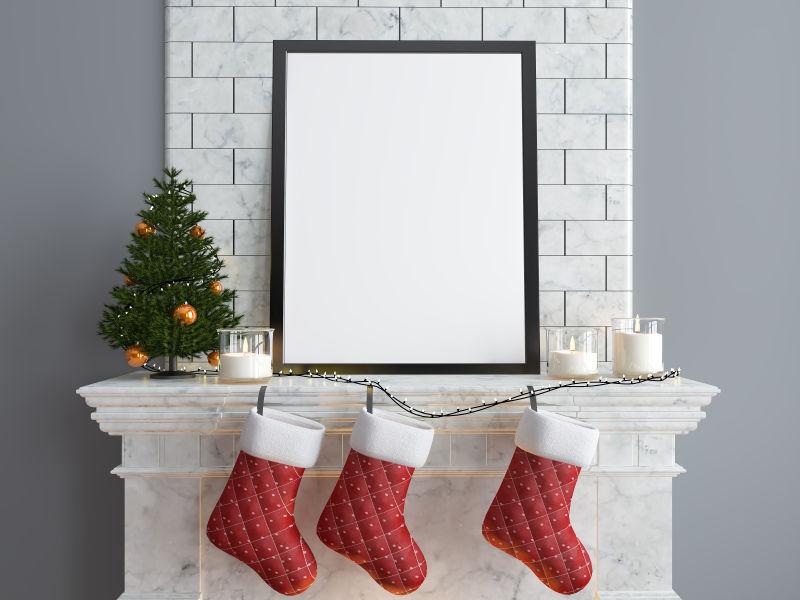 灰色背景中有圣诞壁炉圣诞袜的圣诞海报