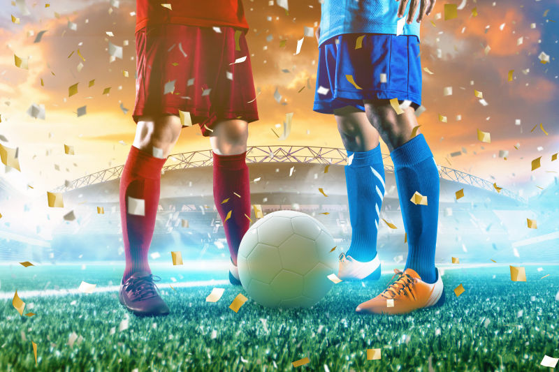 球场背景上的红蓝足球队运动员和足球