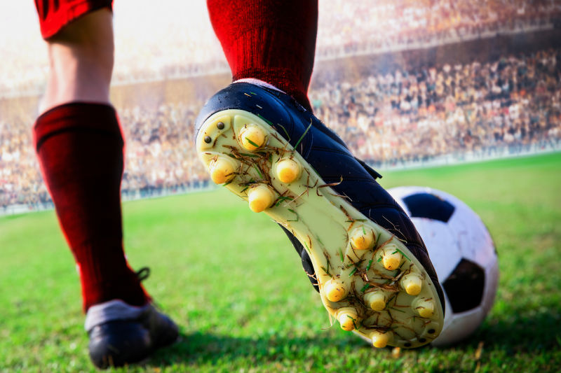 足球运动员和脚下的足球
