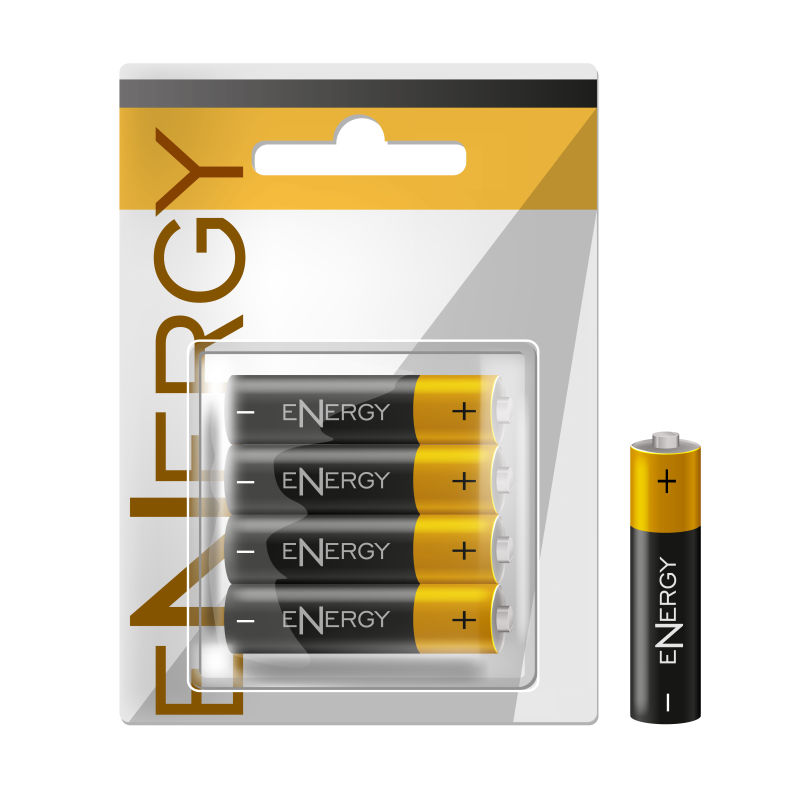 一包黑色黄色金色光泽的碱性电池-在黑色灰色的水泡中包装-用于商标-和两个白底隔离的电池