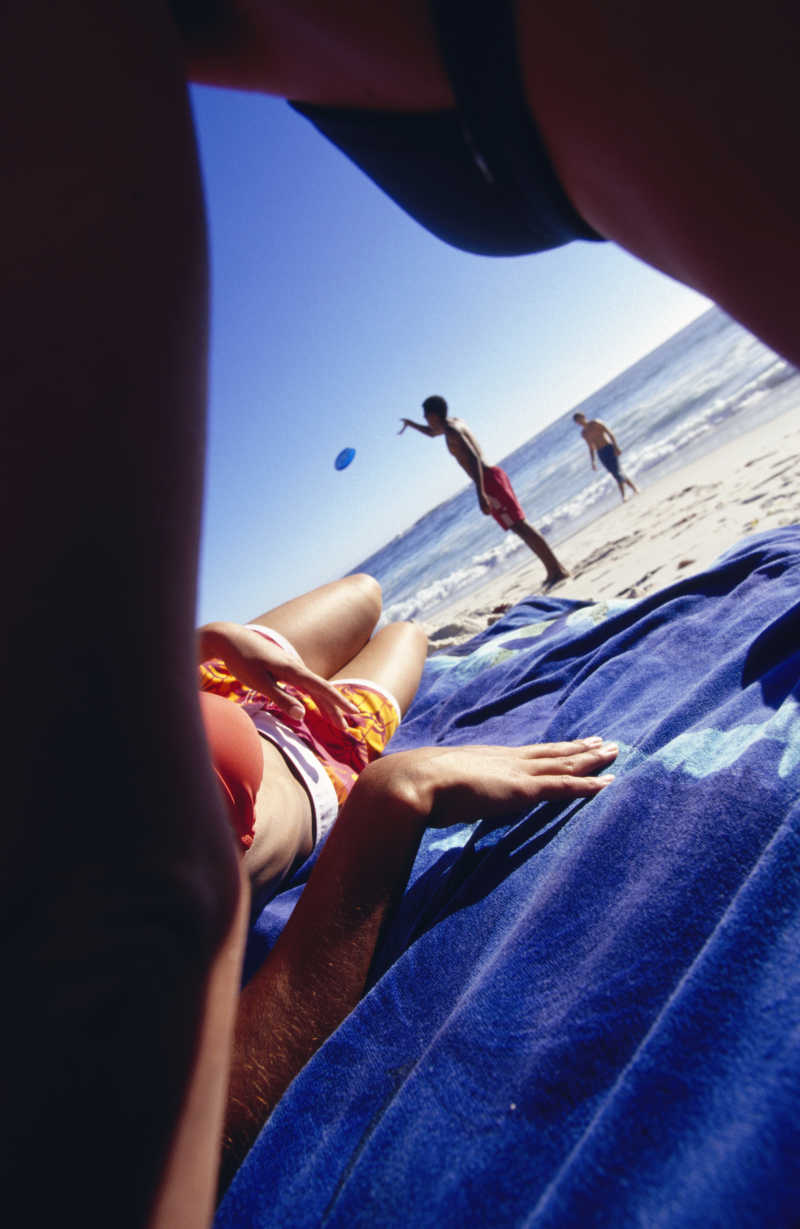 假日海滩享受度假乐趣的年轻人