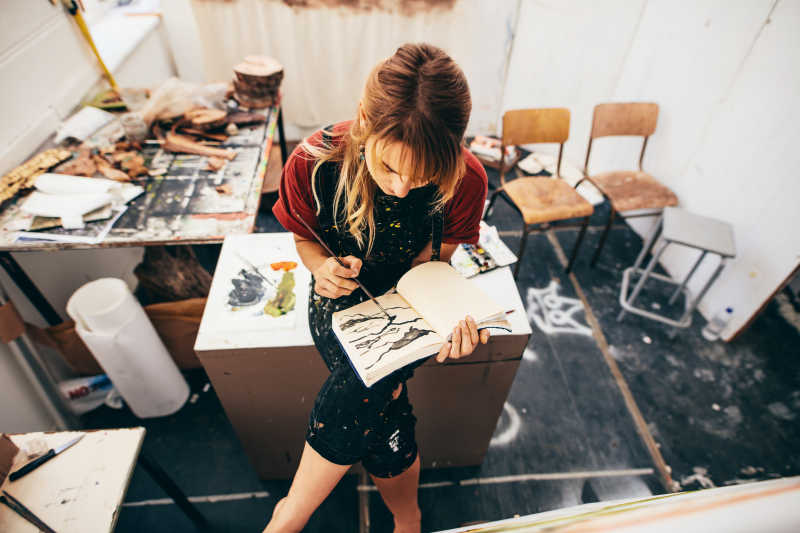 女艺人在她的工作室画画