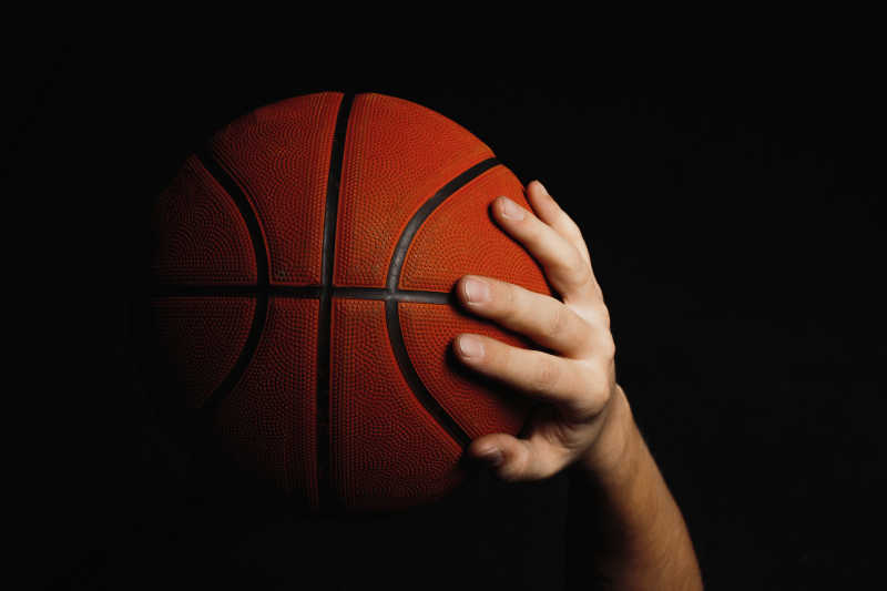 一只手拿着篮球的概念