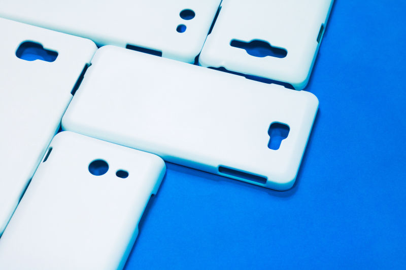 明亮的蓝色背景上的白色手机套手机套或智能手机保护套