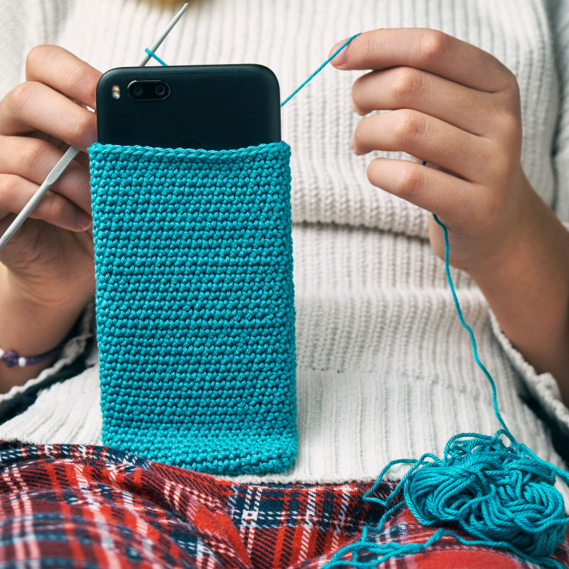 女孩织毛料的智能手机套